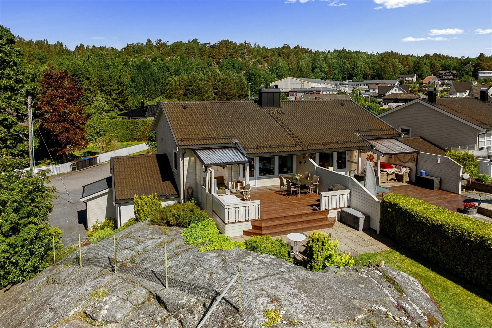 Eiendommen ligger attraktivt til i et etablert og trivelig boligområde, med kort avstand til et bredt utvalg av daglige fasiliteter. Galleribilde
