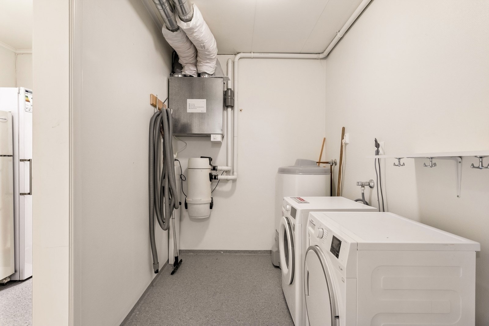 Vaskerommet i underetasjen har opplegg for vaskemaskin og hylle. Her er også aggregatet for boligens balanserte ventilasjon med varmegjenvinning plassert, samt varmtvannstanken på 200 liter. Galleribilde