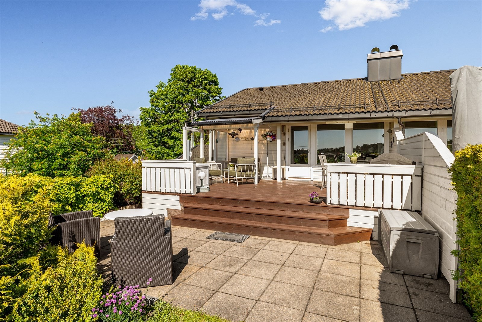 Fra stuen er det direkte utgang til en romslig terrasse på hele 28,8 m², som danner en naturlig forlengelse av oppholdsrommet i sommerhalvåret. Galleribilde