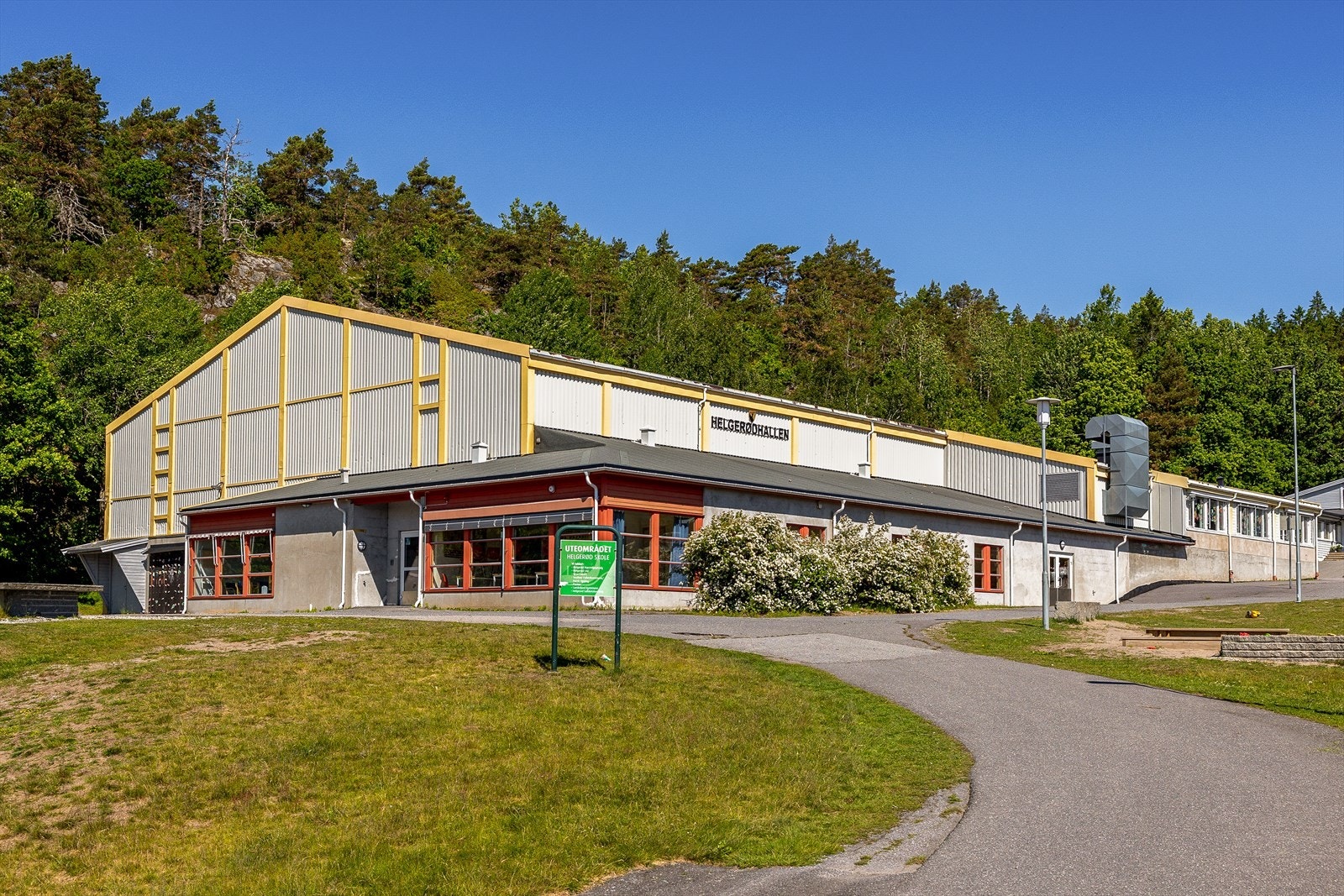 Helgerødhallen ligger kun få minutters gange fra boligen og byr på et bredt tilbud av idretts- og fritidsaktiviteter for både barn og voksne. Galleribilde