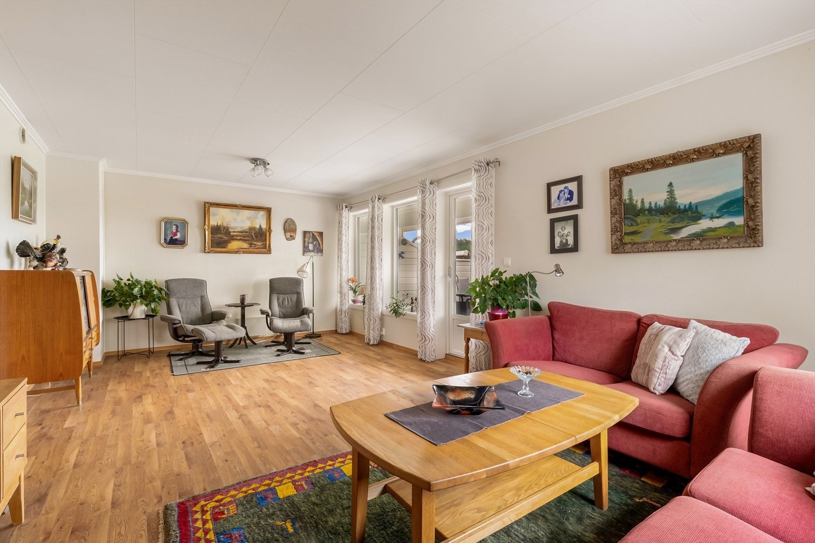 Fra stuen er det også utgang til den romslige terrassen, noe som skaper en naturlig overgang mellom inne- og utearealene. Galleribilde