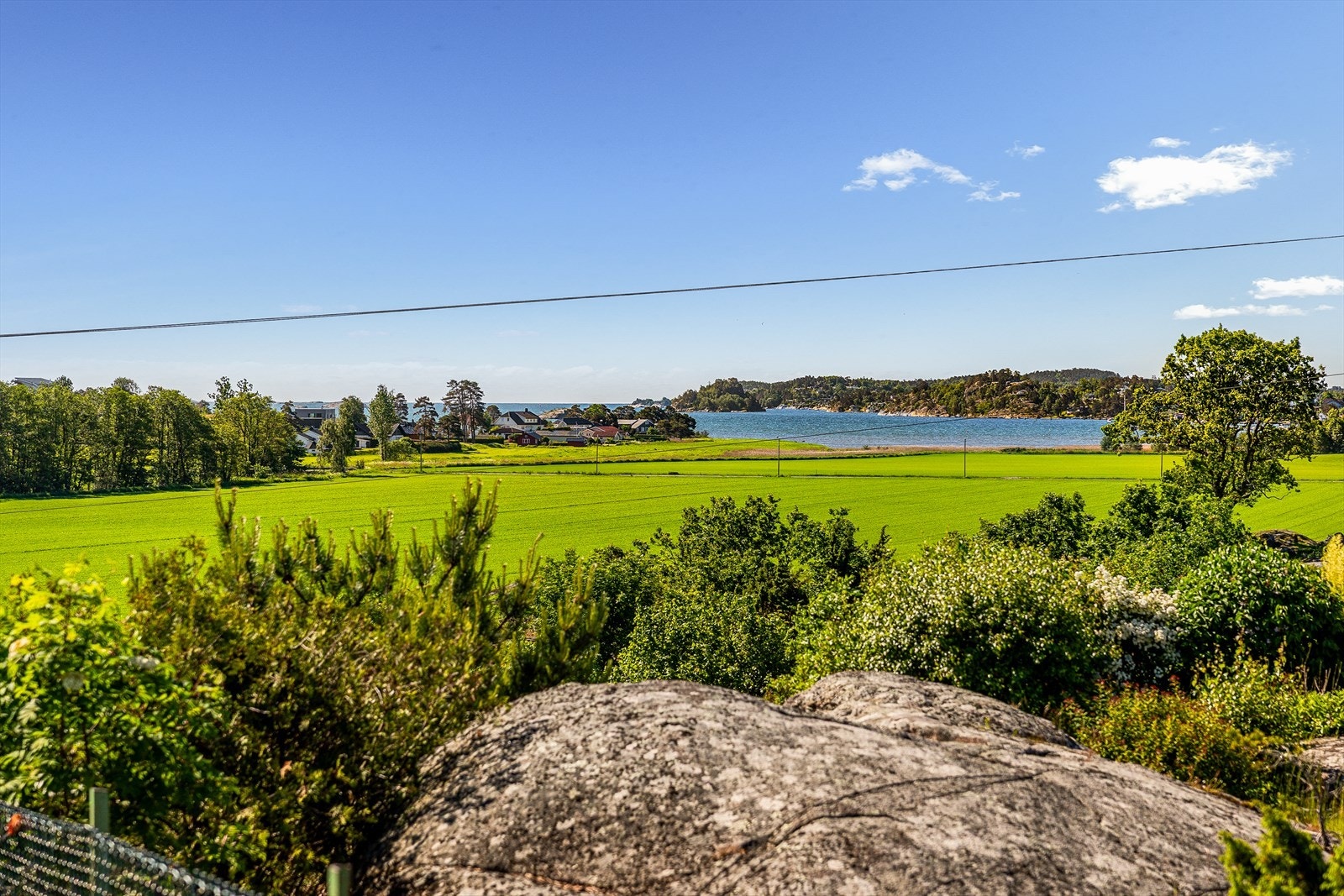Kombinasjonen av gode solforhold, skjermet beliggenhet og utsikt mot sjøen gjør dette til et uteområde som virkelig løfter bokvaliteten og gir en ekstra dimensjon til boligen Galleribilde