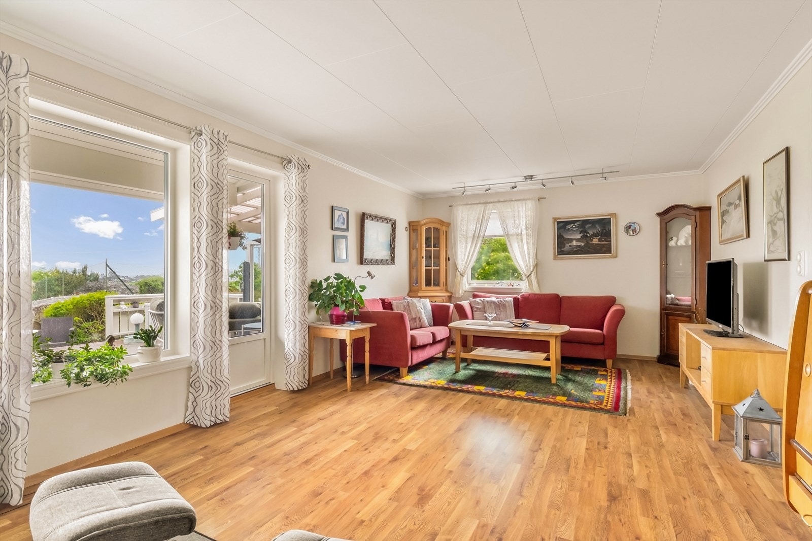 Store vindusflater slipper inn rikelig med naturlig lys og bidrar til en luftig romfølelse gjennom hele dagen. De lyse og pene overflatene skaper et tidløst uttrykk og gir et godt utgangspunkt for ulike interiørstiler. Galleribilde