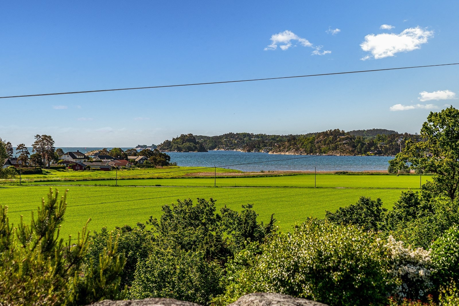 Fra uteplassen kan du nyte en nydelig utsikt mot sjøen og de vakre omgivelsene. Galleribilde