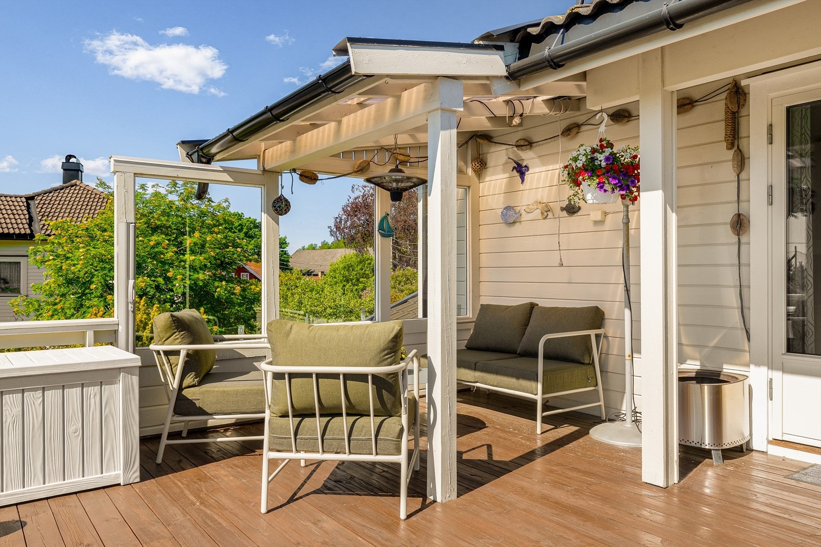 Fra stuen er det direkte utgang til en romslig terrasse på nærmere 29 m², som fungerer som en naturlig forlengelse av oppholdsrommet i sommerhalvåret. Galleribilde