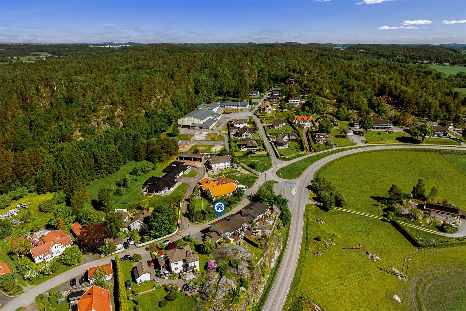 For barnefamilier er beliggenheten svært attraktiv, med trygg og enkel skolevei til Helgerød skole. Barna kan gå til skolen via rolige boligveier, noe som bidrar til en trygg og oversiktlig hverdag Galleribilde