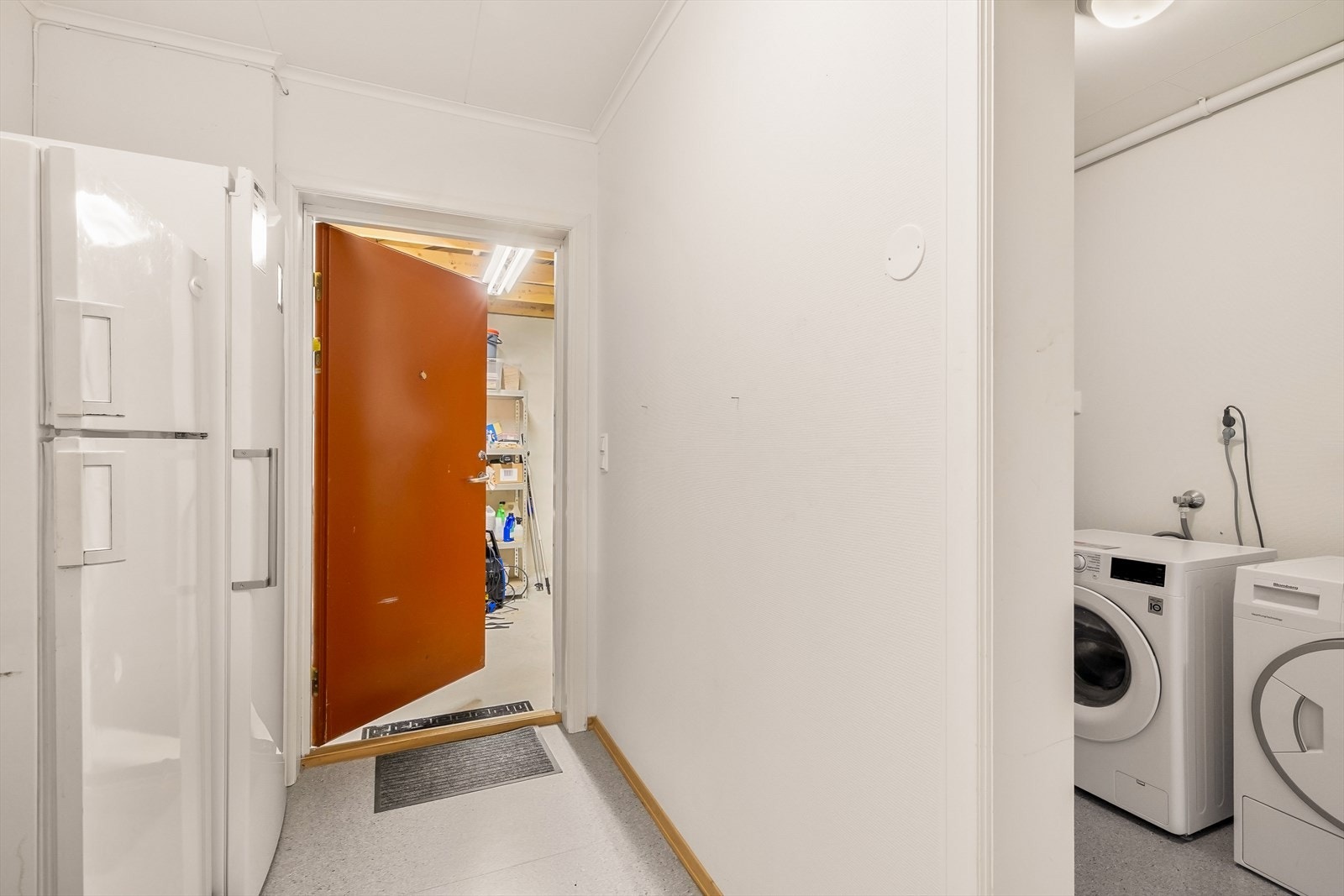 Fra vaskerommet er det direkte adkomst til garasjen, en praktisk løsning som gjør hverdagen både enklere og mer komfortabel. Her kan du gå tørrskodd mellom bil og bolig, noe som er spesielt verdsatt på regnfulle og kalde dager. Galleribilde