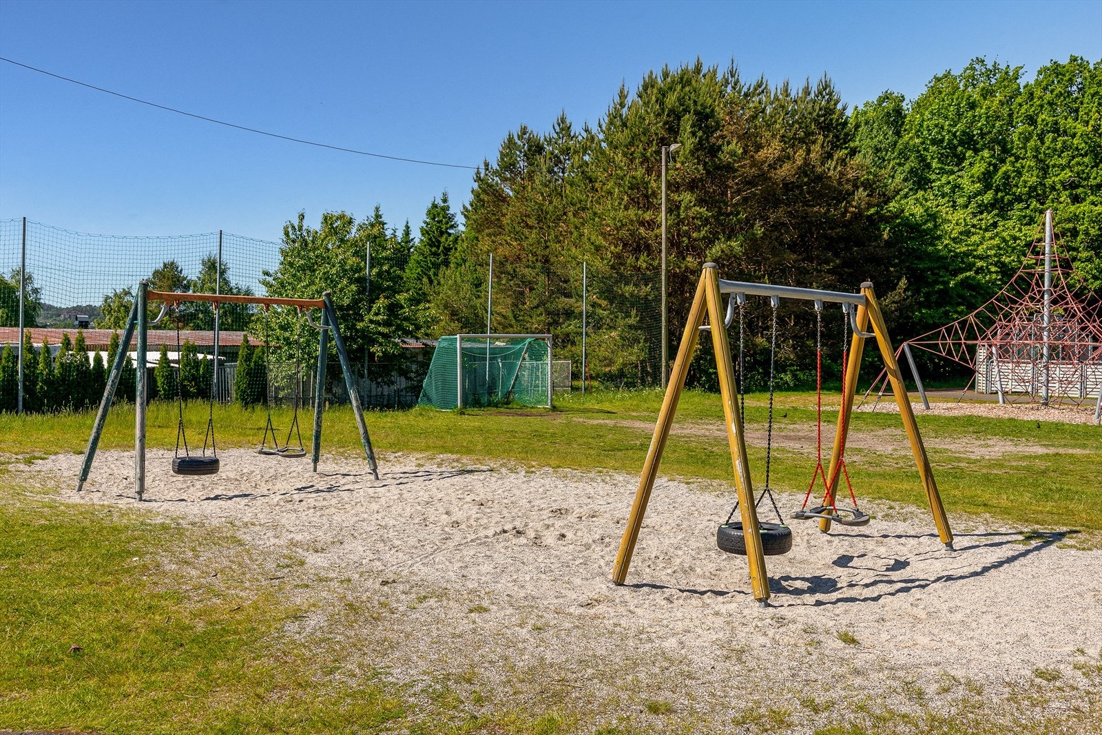 I skolegården ved Helgerød skole finner du en hyggelig lekeplass som gir gode muligheter for lek og aktivitet for de yngste. Den korte avstanden gjør det enkelt for barna å møtes etter skoletid og benytte områdets lekeapparater og åpne arealer. Galleribilde