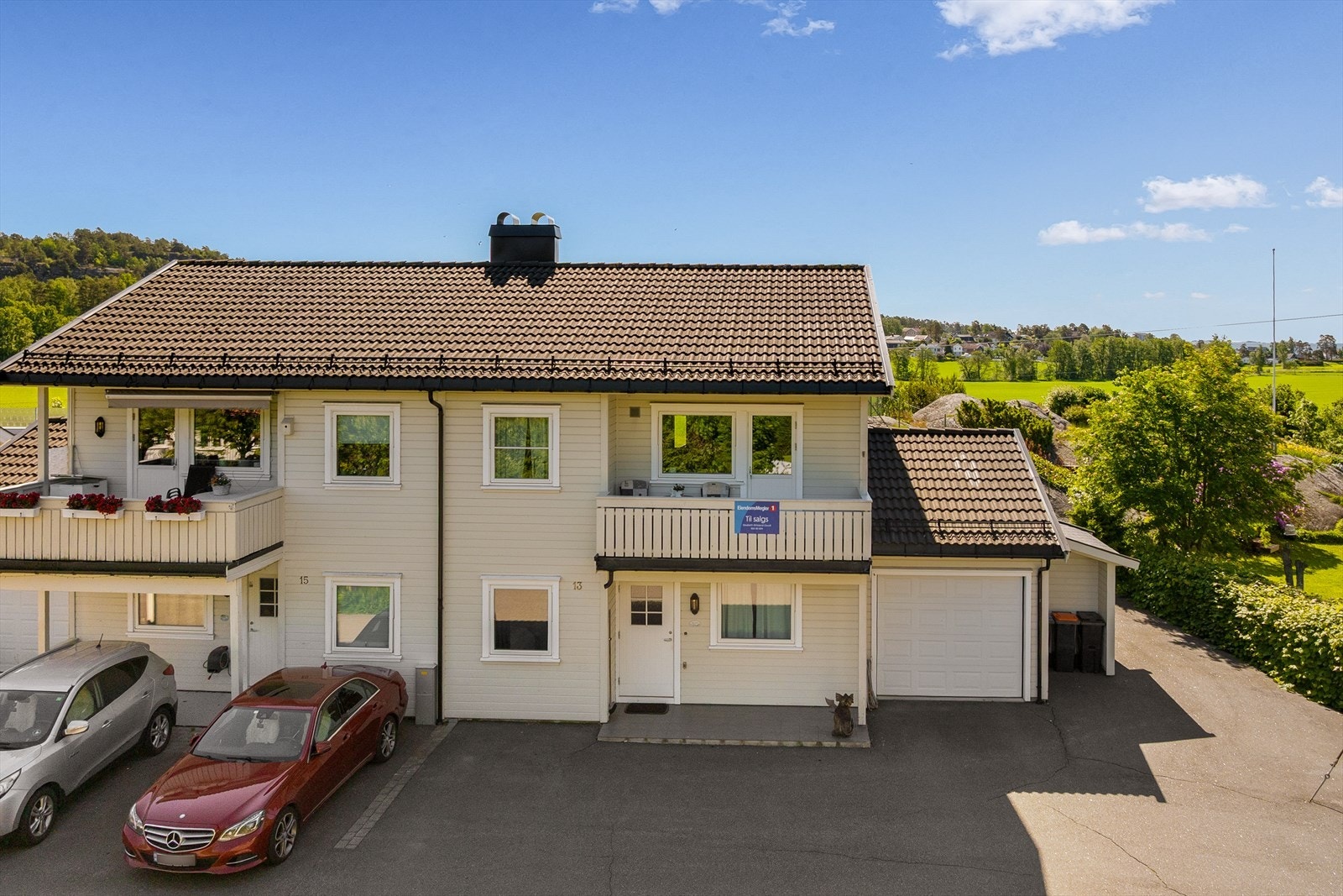 Boligen har et pent opparbeidet og asfaltert inngangsparti som gir et svært godt førsteinntrykk. Den asfalterte adkomsten er både praktisk og lettstelt, samtidig som den bidrar til et ryddig og innbydende uttrykk ved ankomst til eiendommen. Galleribilde