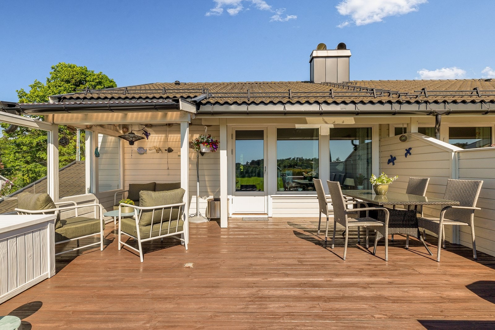 Her er det rikelig med plass til både spisegruppe, grill, solsenger og hyggelige sittegrupper for familie og venner. Galleribilde