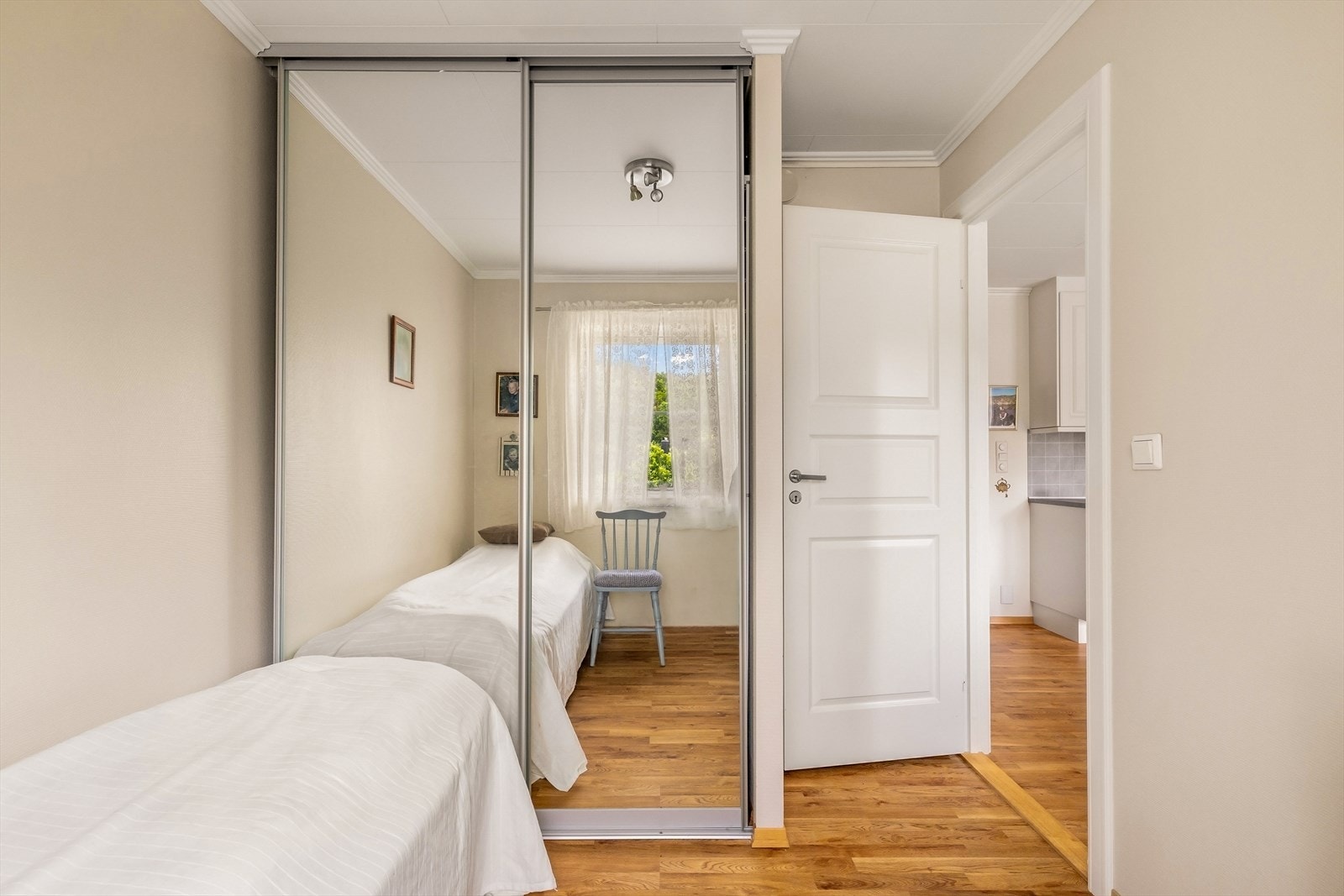 Lyst og hyggelig rom i hovedetasjen med praktisk skyvedørsgarderobe. Galleribilde