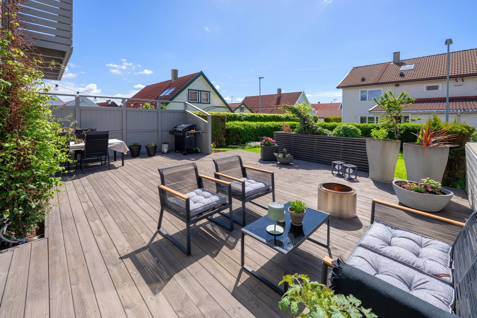 Fra stuen er det utgang til solrik terrasse Galleribilde