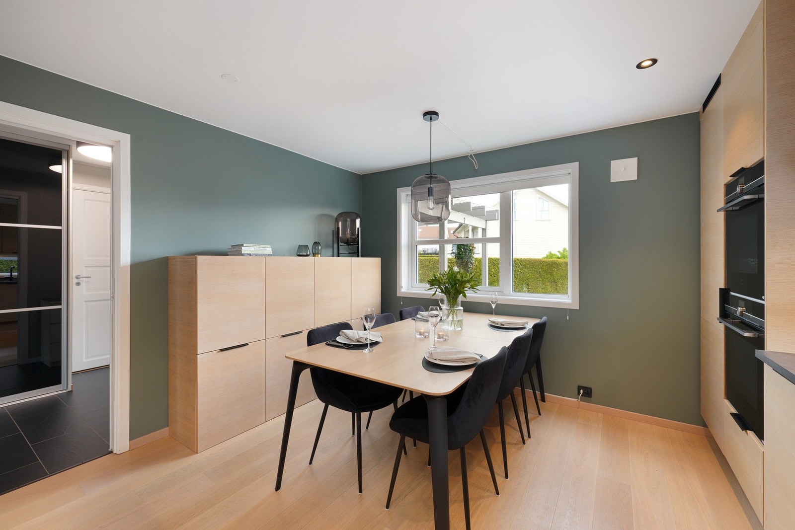 Det er god plass til spisebord for hele familien Galleribilde