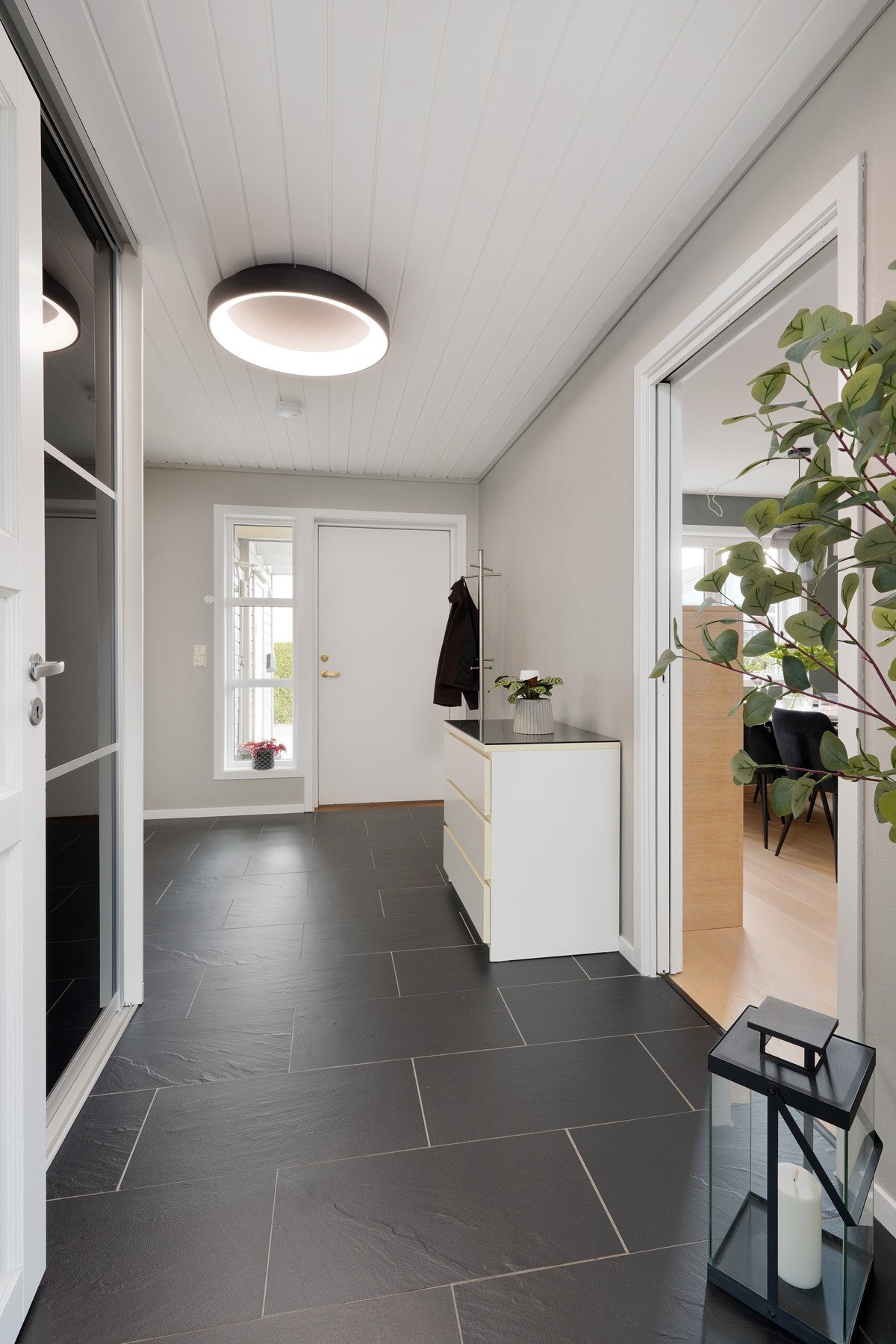 Pen gang med fliser og varmekabler på gulv Galleribilde