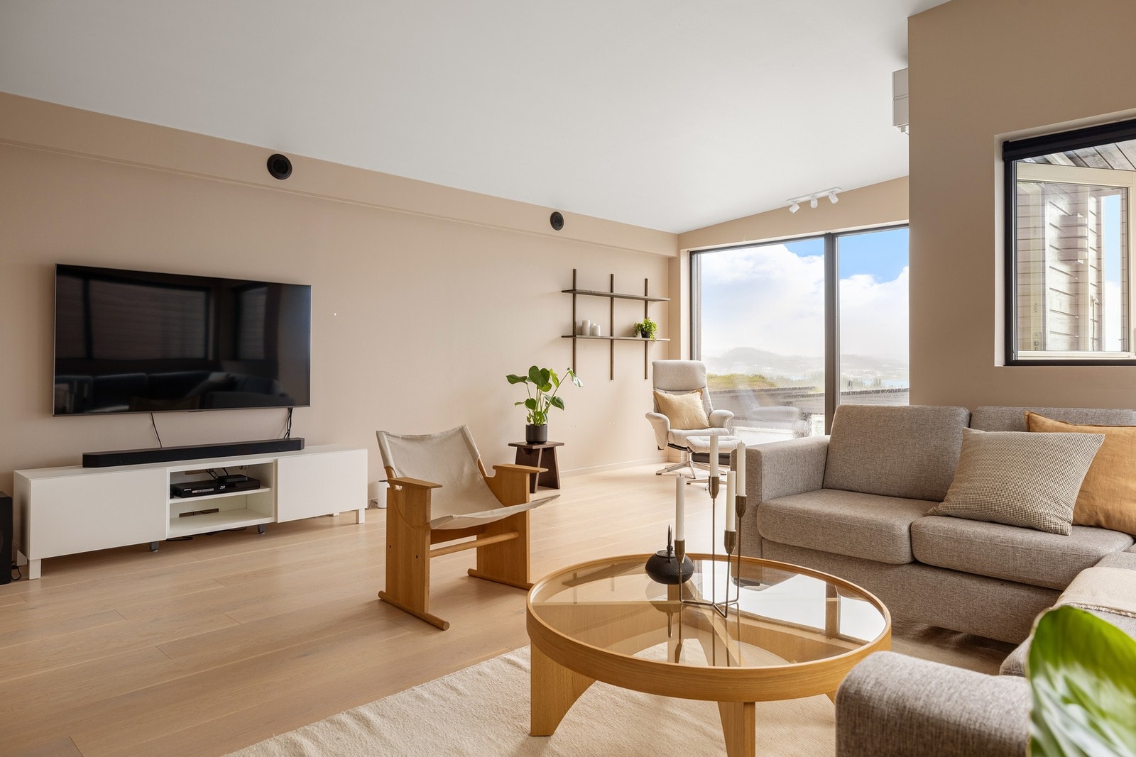 Her er det god plass til flere sittegrupper og hyggelige samlingssteder for familie og venner. Galleribilde