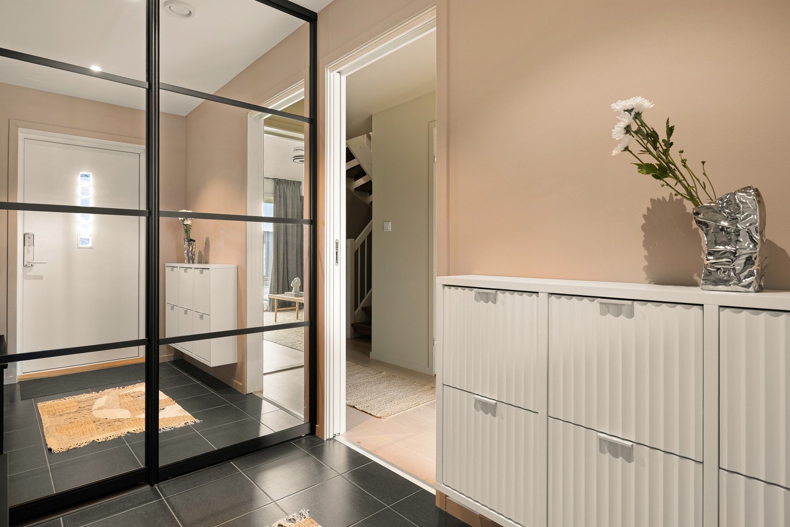 Entréen er flislagt, noe som er både praktisk og slitesterkt i hverdagen. Galleribilde