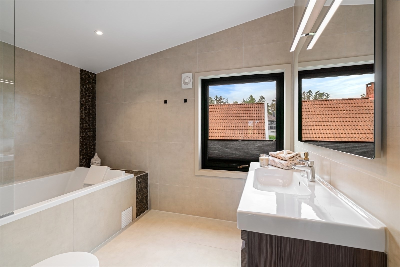 Badet har behagelig gulvvarme, downlights i taket og god takhøyde. Galleribilde
