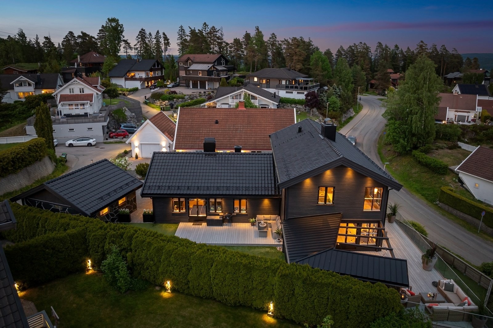 På siden av huset ligger også en skjermet terrasse og hage tilhørende utleiedelen. Galleribilde