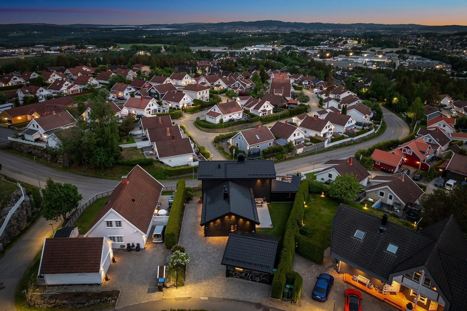 Huset har en attraktiv og høytliggende beliggenhet øverst i Vardeåsen, i et barnevennlig boligområde på Skedsmokorset. Galleribilde