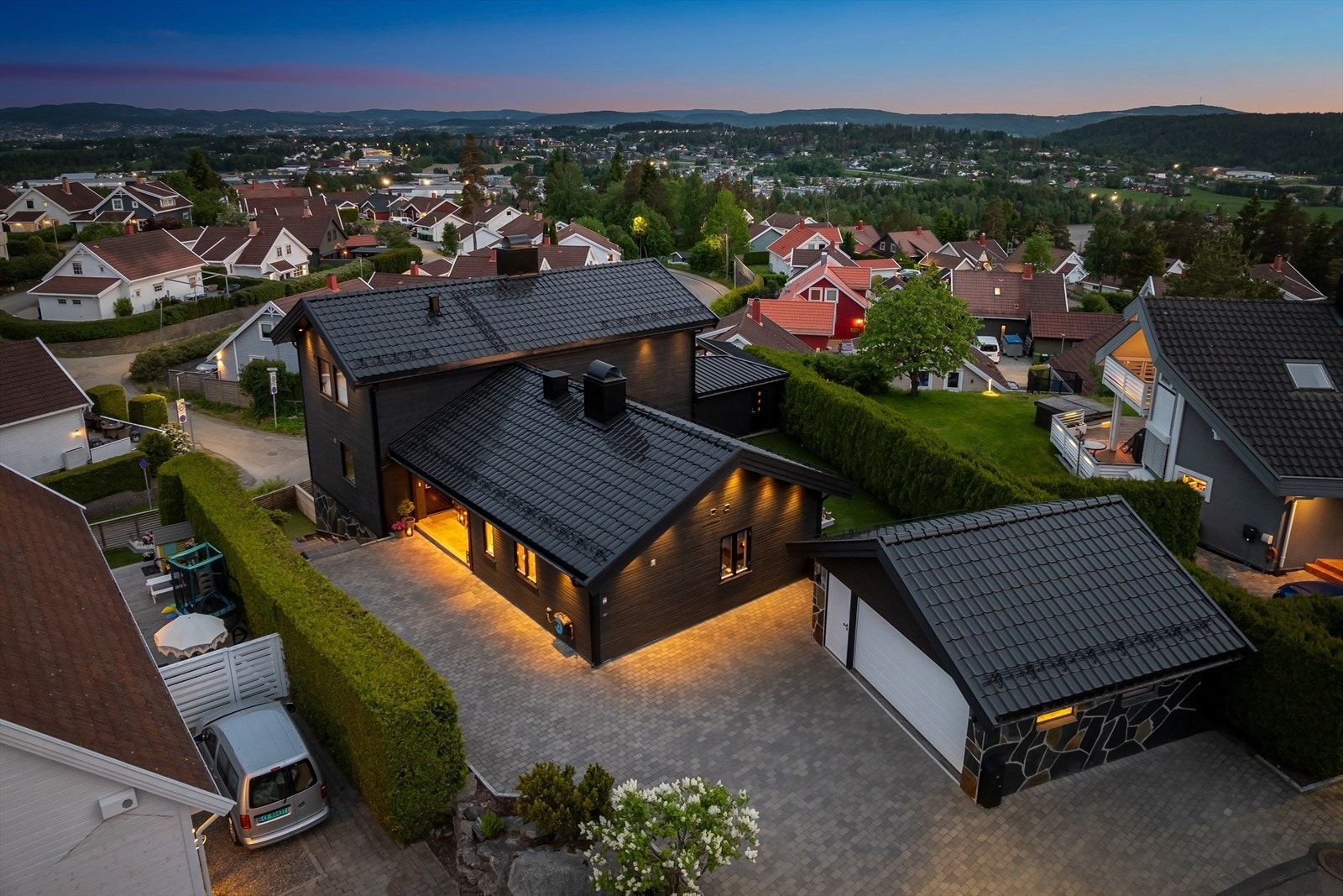 Her er det flere parkeringsmuligheter samt en frittstående dobbelgarasje. Galleribilde