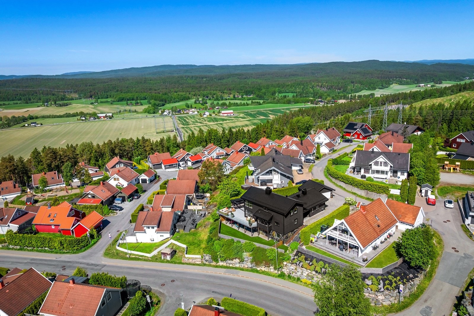 Her bor man rolig og tilbaketrukket, med umiddelbar nærhet til marka, samtidig som beliggenheten er sentral mellom Oslo og Gardermoen. Galleribilde