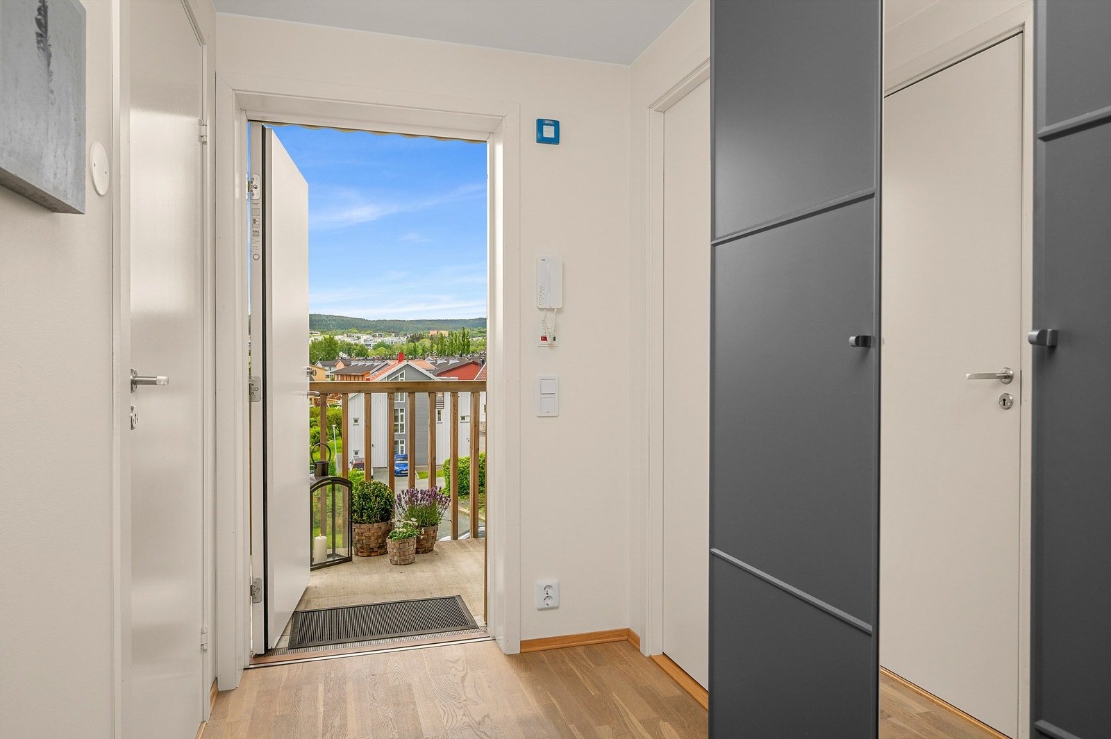 Velkommen inn! Romslig entré med god plass til oppbevaring av yttertøy og sko. Galleribilde