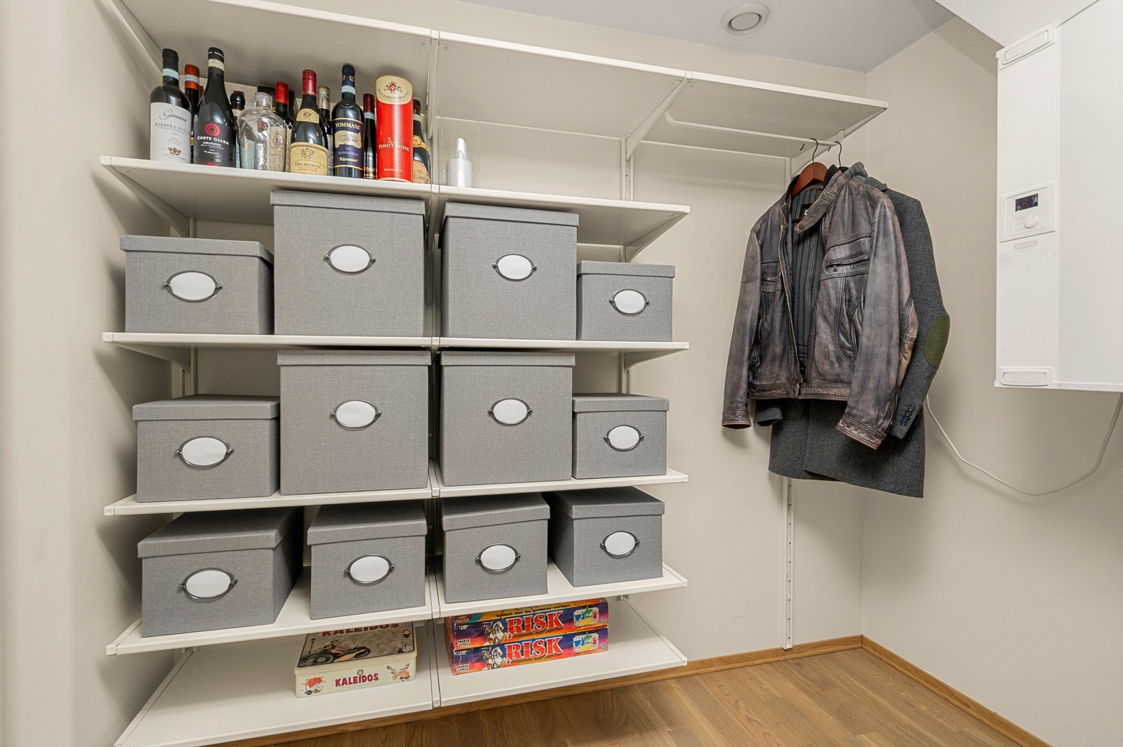 I forbindelse med hovedsoverommet er det etablert en praktisk bod på 3,1 kvm som i dag er innredet som walk-in garderobe. Galleribilde