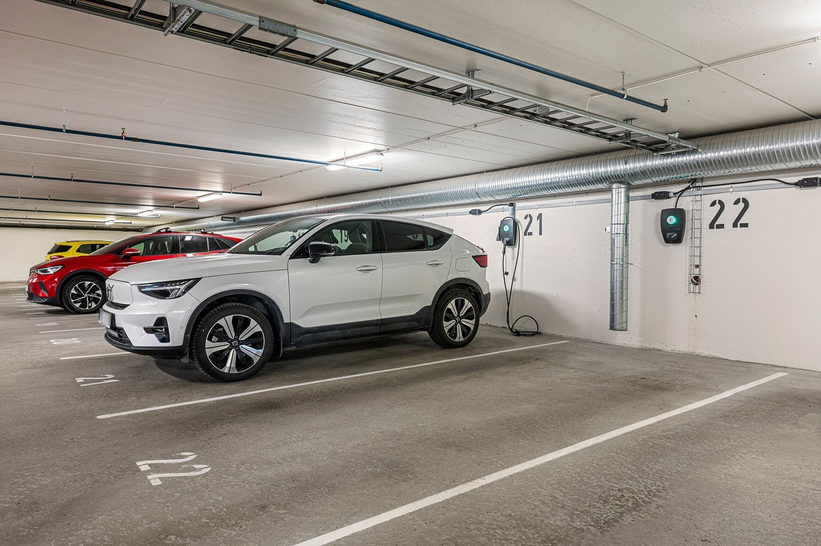 Leiligheten har bruksrett til en parkeringsplass med elbillader samt bod på 5 kvm i felles parkeringskjeller. Galleribilde