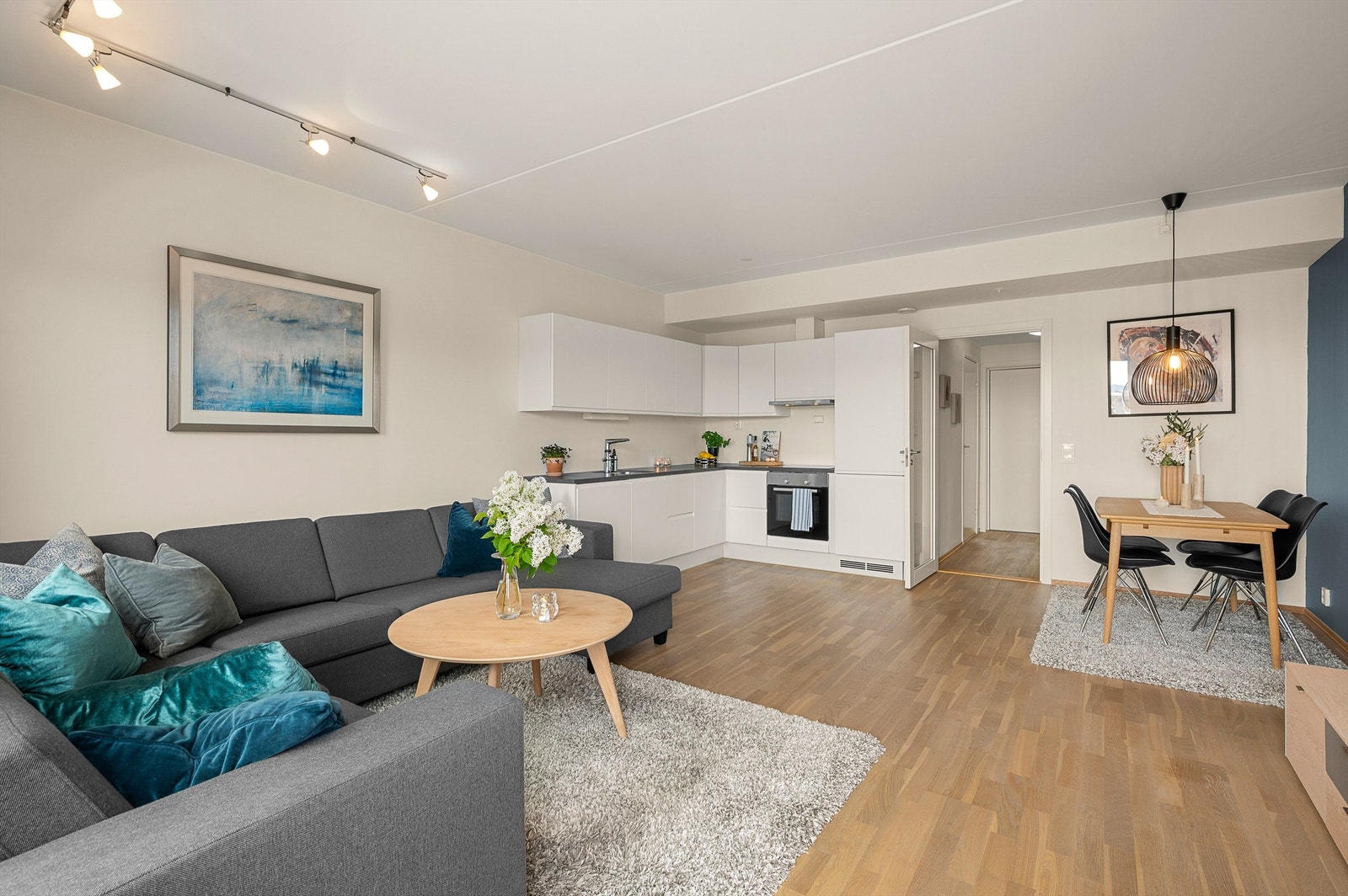 Stuen er lett å møblere med de flere sonene i rommet. Leiligheten er oppvarmet ved bruk av radiatorer/vannbåren varme (tilkoblet varmesentral). Galleribilde