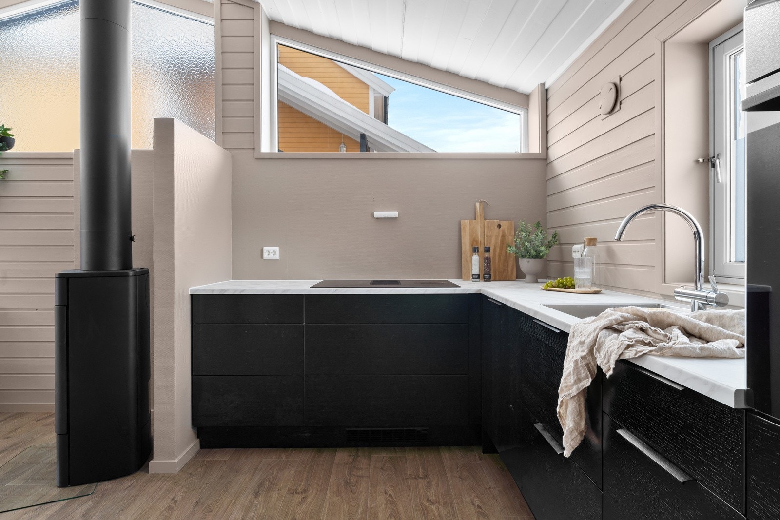 På kjøkkenet får du integrert komfyr, oppvaskmaskin, kjøl/frys og moderne koketopp med integrert avtrekk.