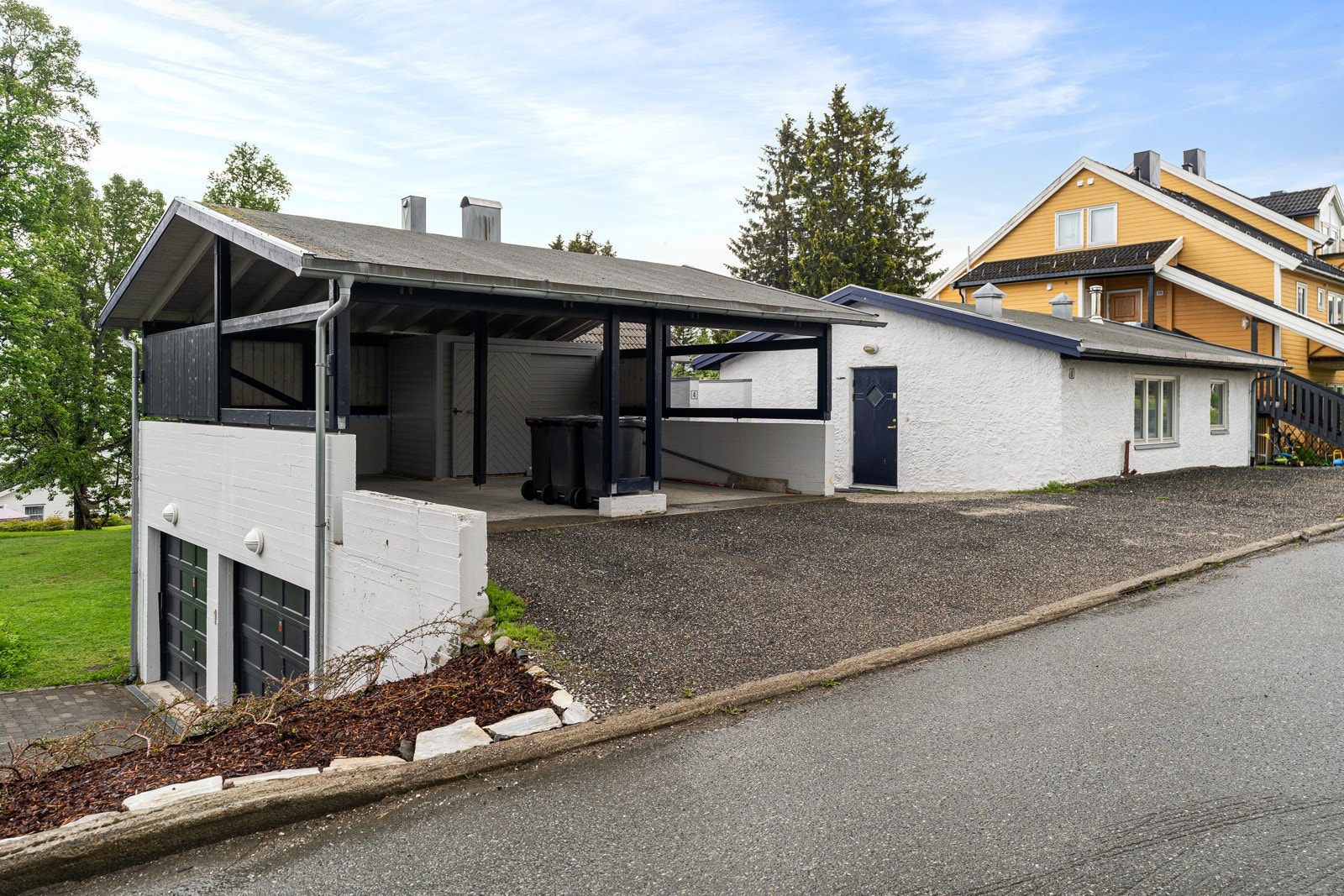 Fasade/Carport. (Bilde av carport fra 2021, det er senere bygd ny sportsbod i 2022.)