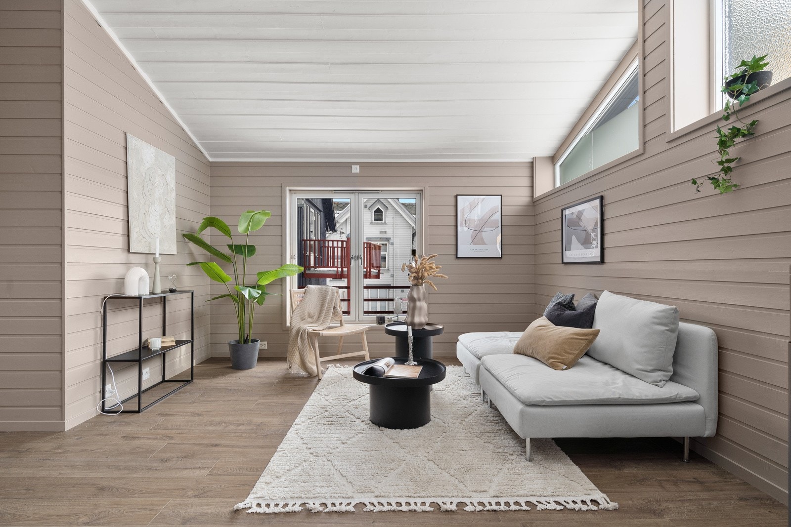 I stuen får du god plass til sofa med tilhørende møblement.
