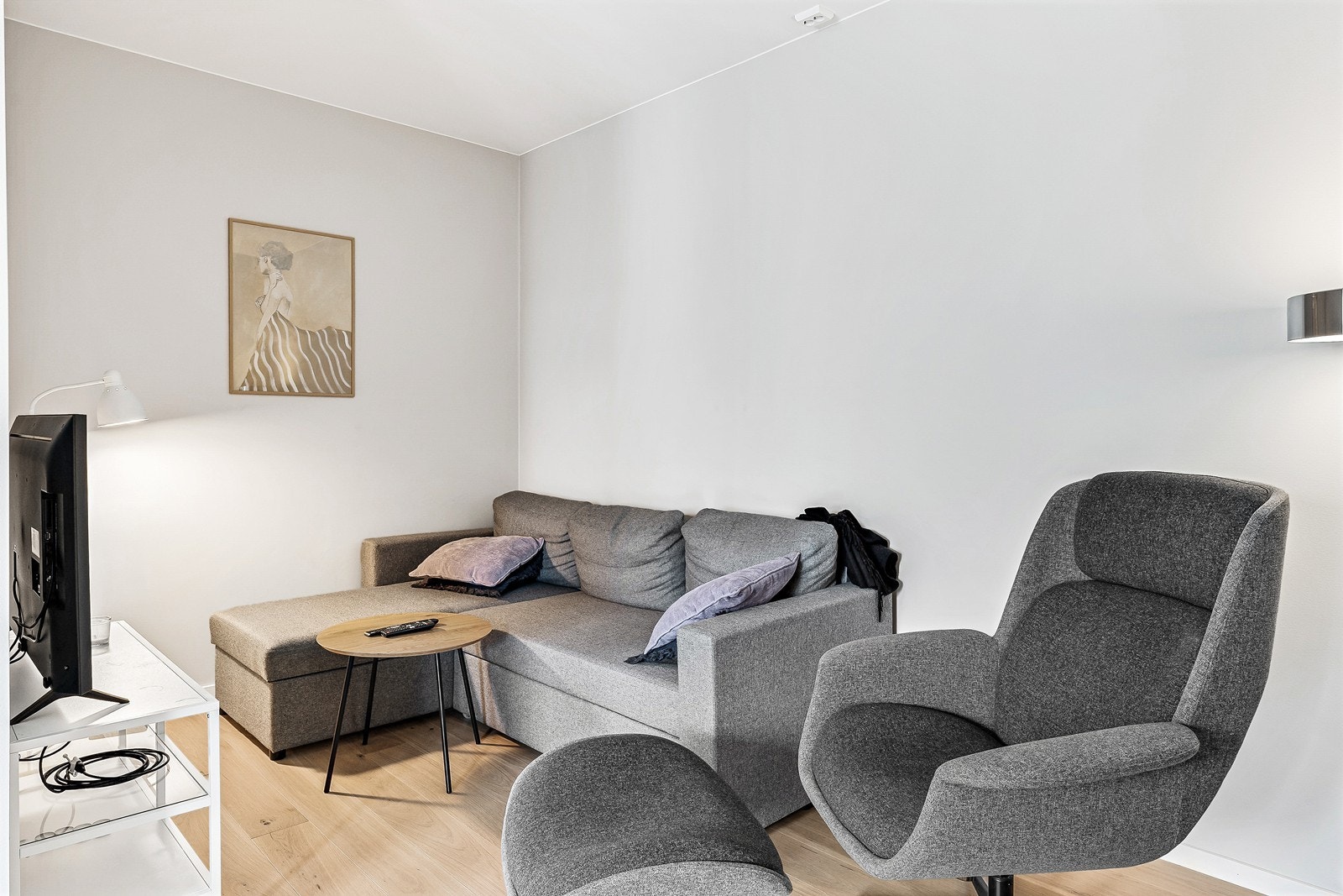 Stue og kjøkken ligger i åpen løsning, samtidig som de er naturlig inndelt i egne soner. Galleribilde