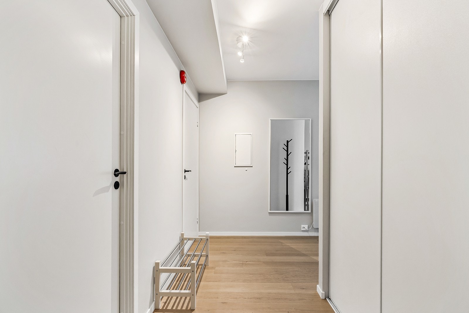 Boligen har en funksjonell planløsning og består av entré, stue med åpen kjøkkenløsning, to soverom og bad. Galleribilde