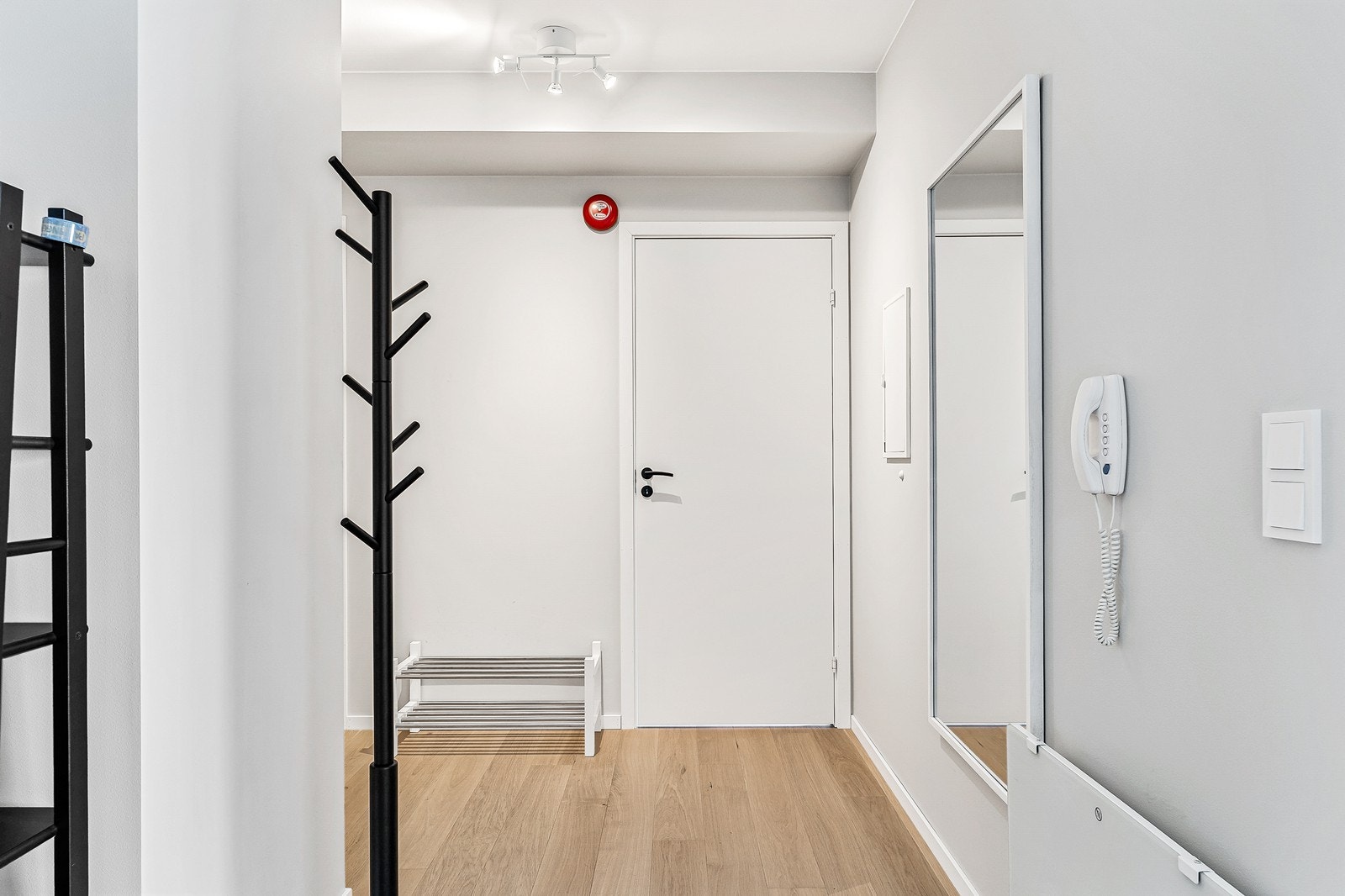 Leiligheten er utstyrt med porttelefon, som bidrar til enkel adgang Galleribilde