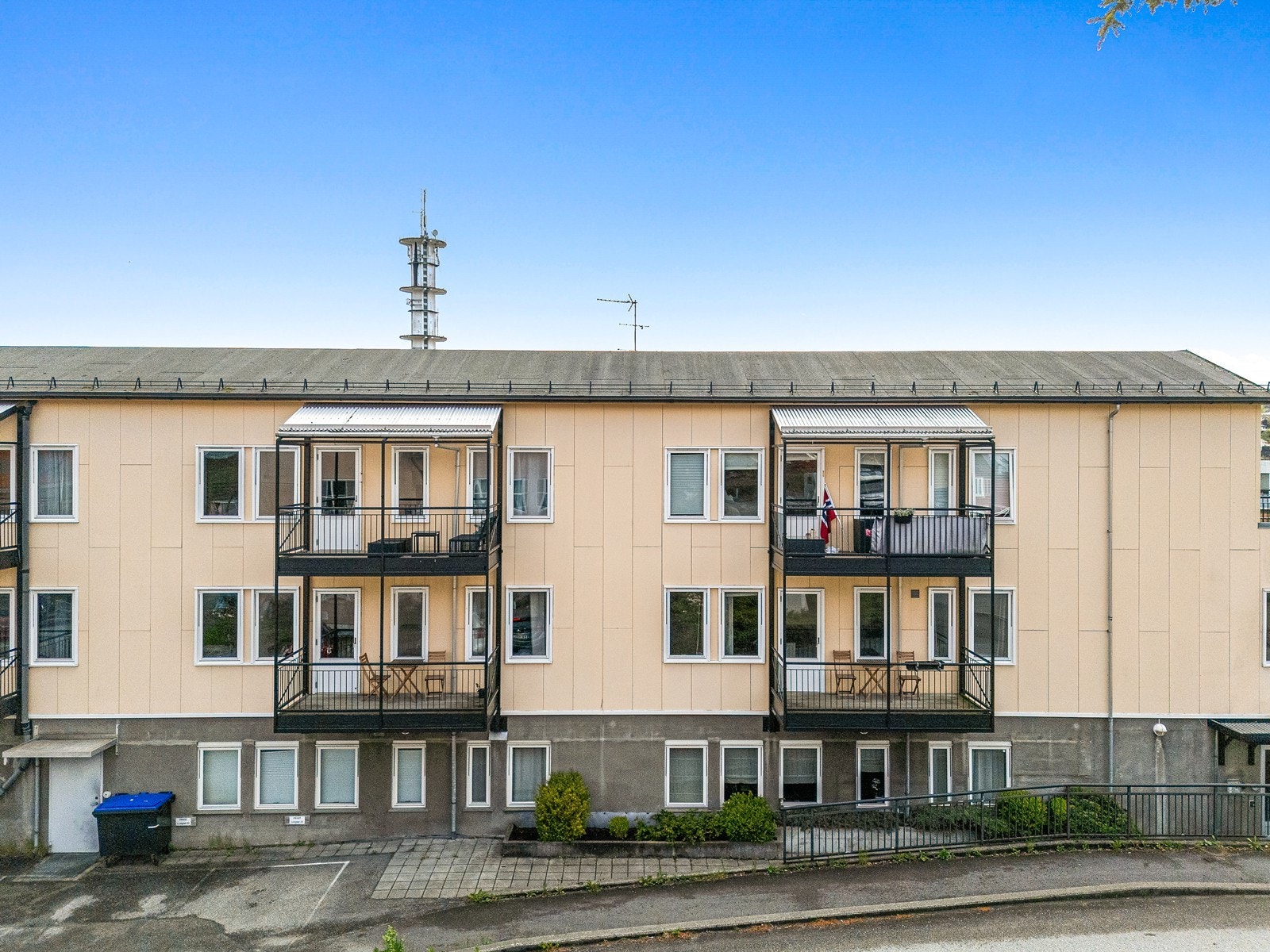 Leiligheten ligger i byggets 3. etasje og fremstår moderne og velholdt med gjennomgående gode materialvalg og overflater. Galleribilde