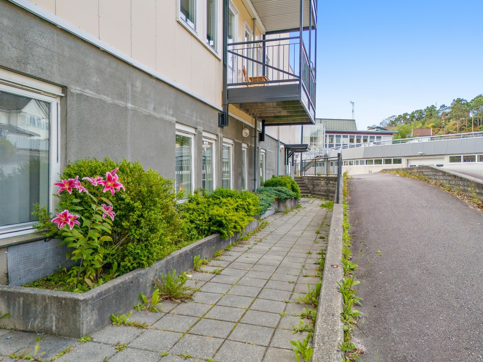 Tomten er felles for sameiet og oppgitt til å være 1704,6 m² Galleribilde
