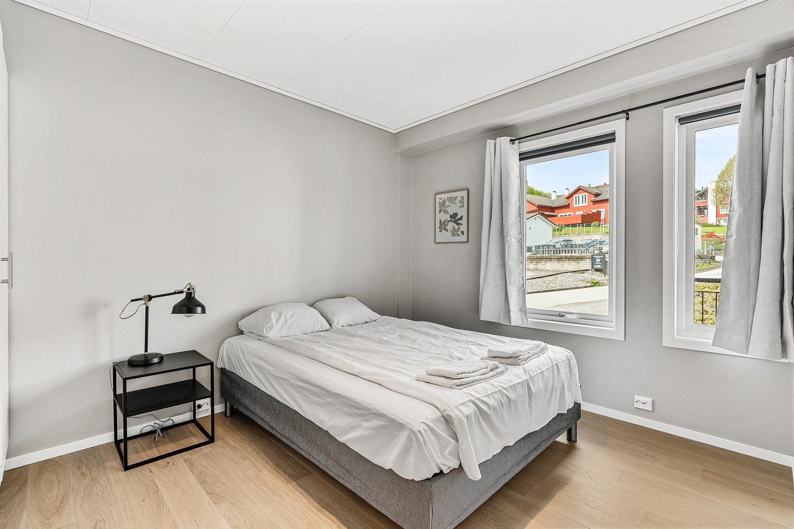 Leiligheten har to fine soverom med god plass til seng, nattbord og garderobeskap. Galleribilde