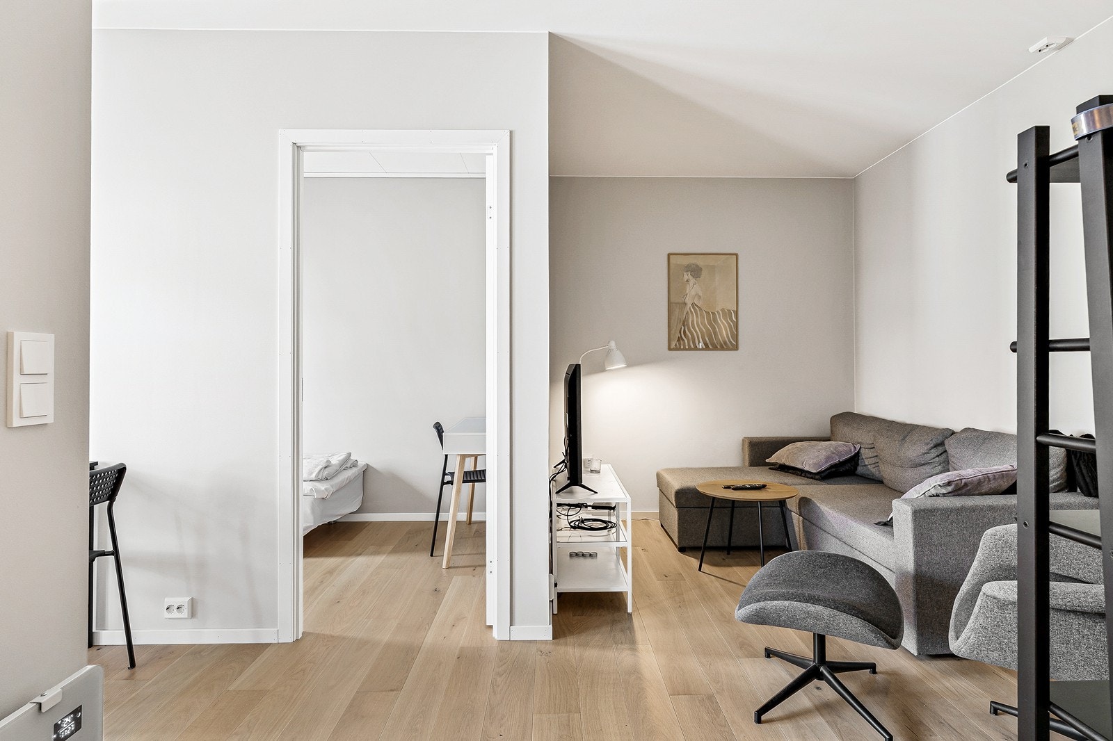 Det er parkett på gulvene, mens vegger og himlinger har malte, slette overflater. Galleribilde