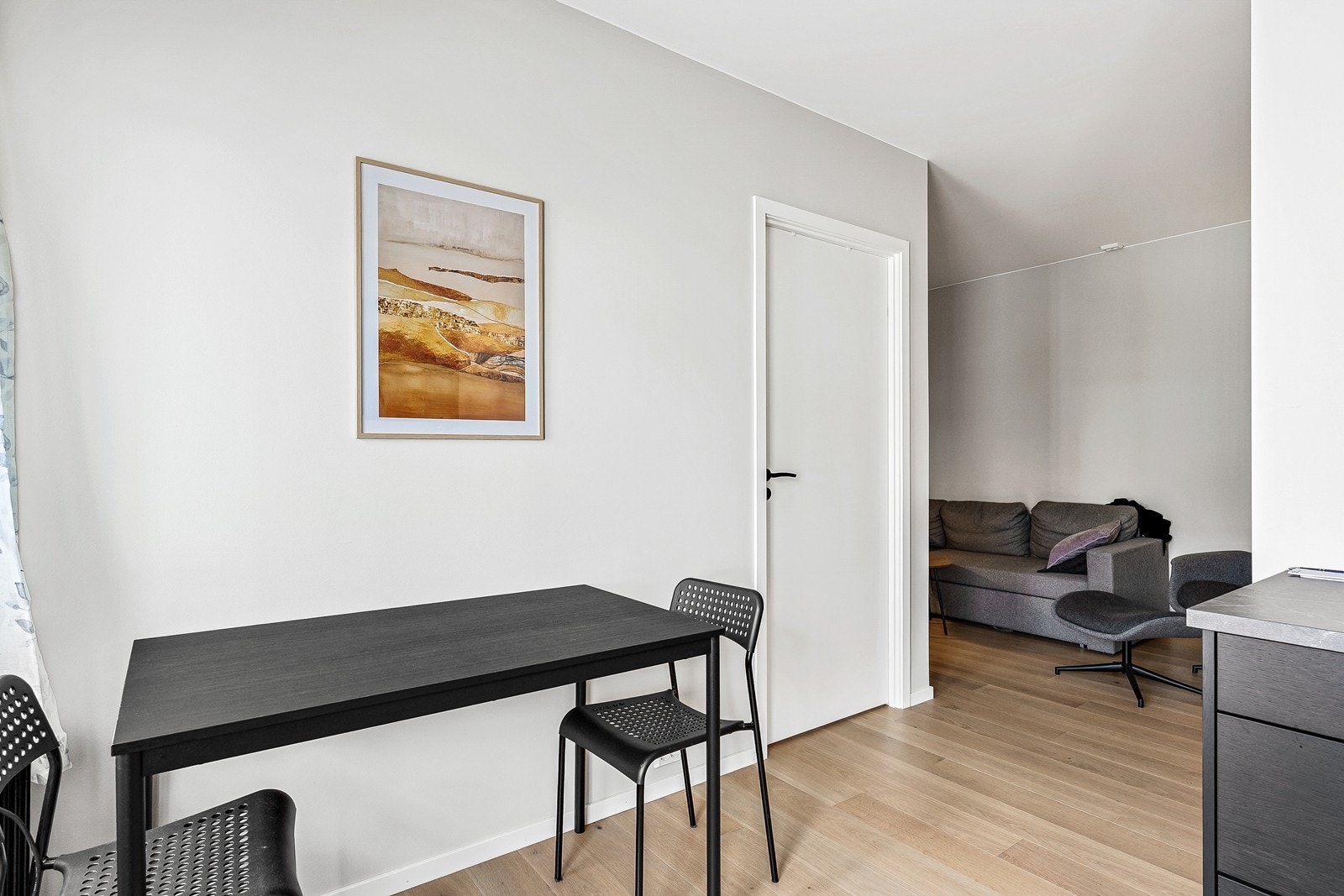 Det er plass til spisebord ved kjøkkenet Galleribilde