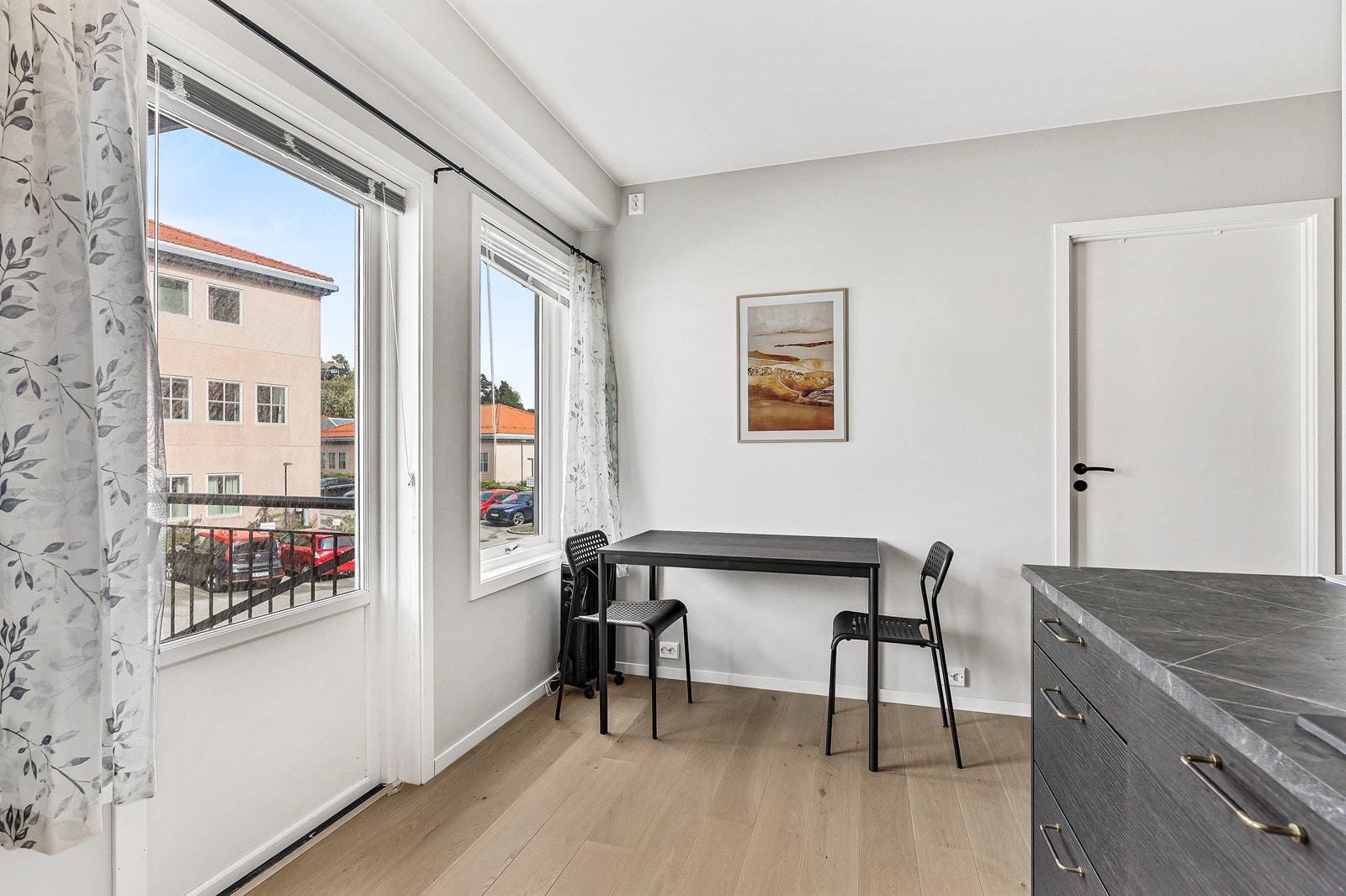 Fra kjøkkenet er det utgang til en trivelig balkong på ca. 6 m², som gir en hyggelig forlengelse av oppholdsarealet og gode muligheter for å nyte fine dager utendørs. Galleribilde