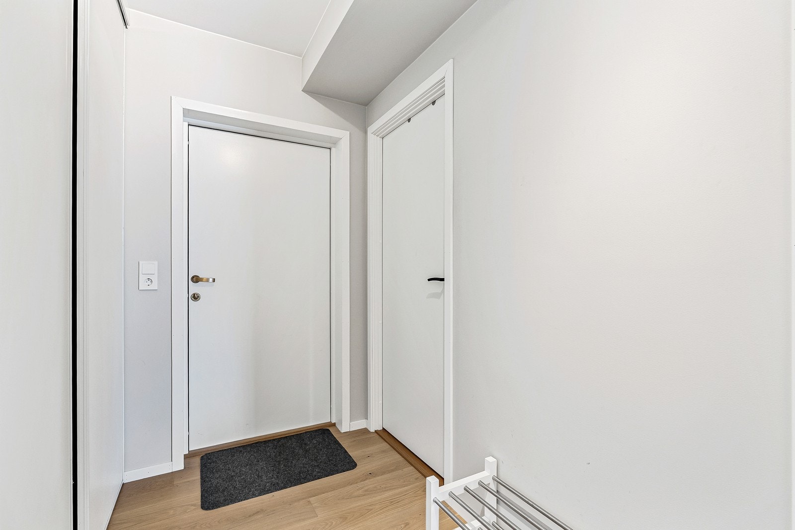 I entrèen er det etablert en praktisk skyvedørsgarderobe Galleribilde