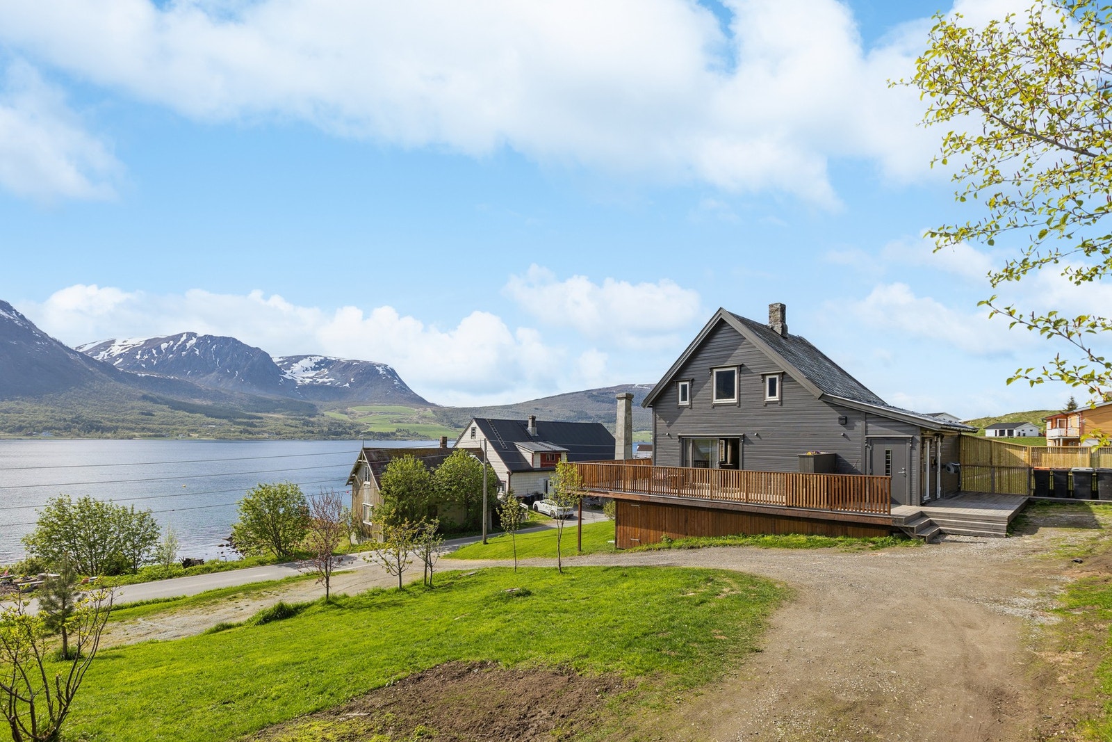 EiendomsMegler 1 v/Bente Norhild Larsen har nå gleden av å ønske velkommen til Kasfjordveien 125! Foto: EFKT Galleribilde