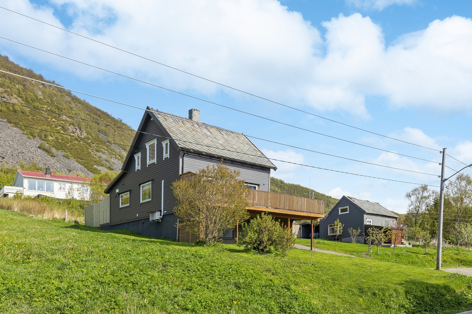 Boligen ligger høyt og fritt i terrenget Galleribilde