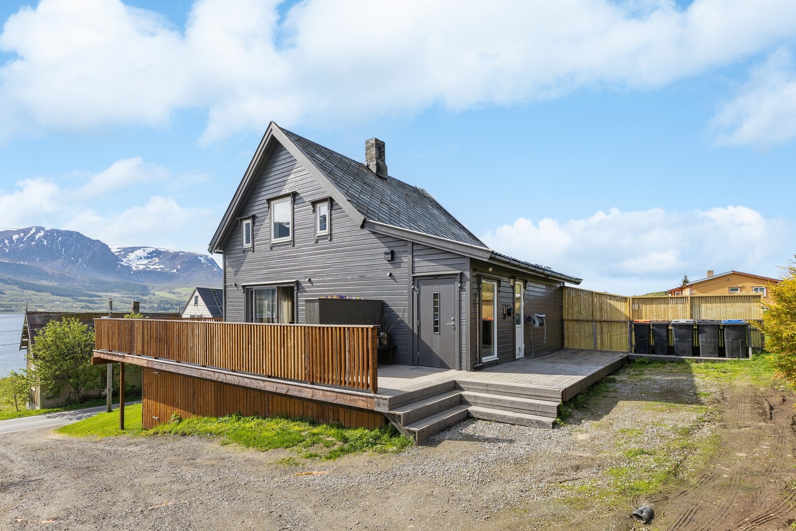 Hovedinngang og adkomst til terrassen fra gårdsplassen Galleribilde