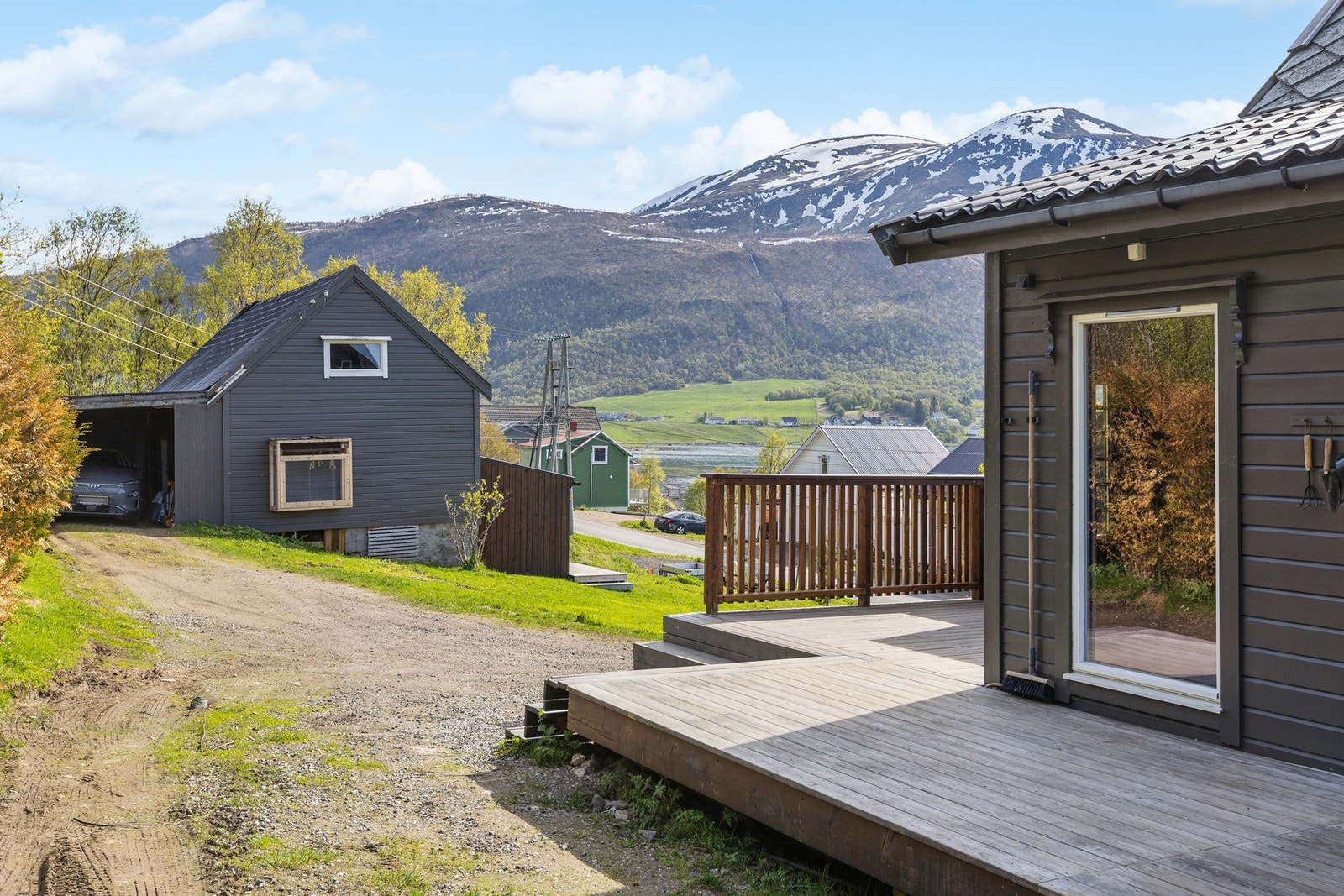 Fra terrassen er det direkte adkomst til gårdsplassen og uthuset Galleribilde