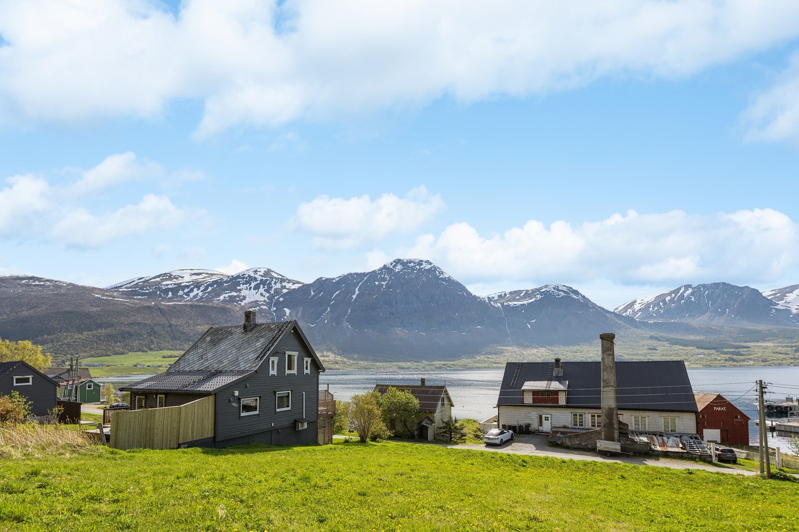 Eiendommen har en stor tomt med plen og gruset gårdsplass Galleribilde