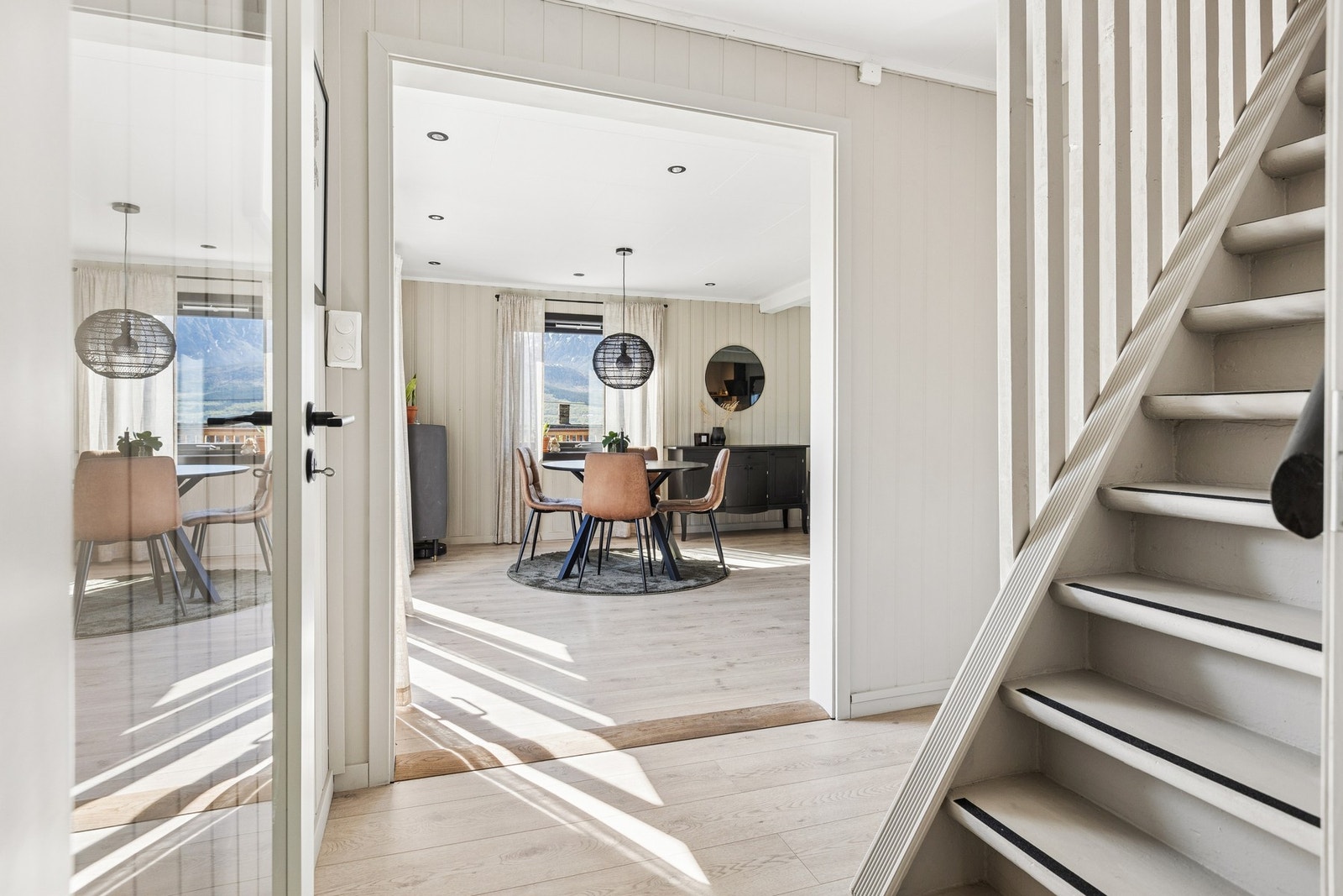 Fra trappegangen er det en åpen siktlinje inn mot spisestuen Galleribilde