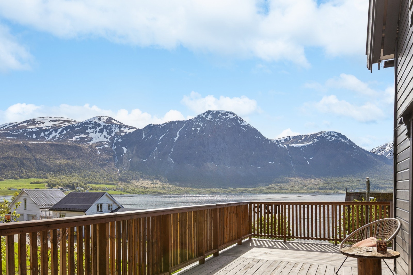 Fra terrassen er det åpen utsikt over Kasfjorden og de omkringliggende fjellene Galleribilde
