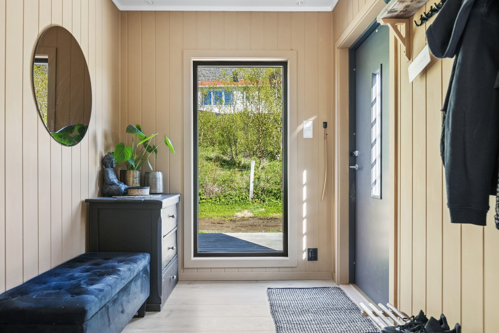 Lys og innbydende entré med plass til oppbevaringsmøbler Galleribilde